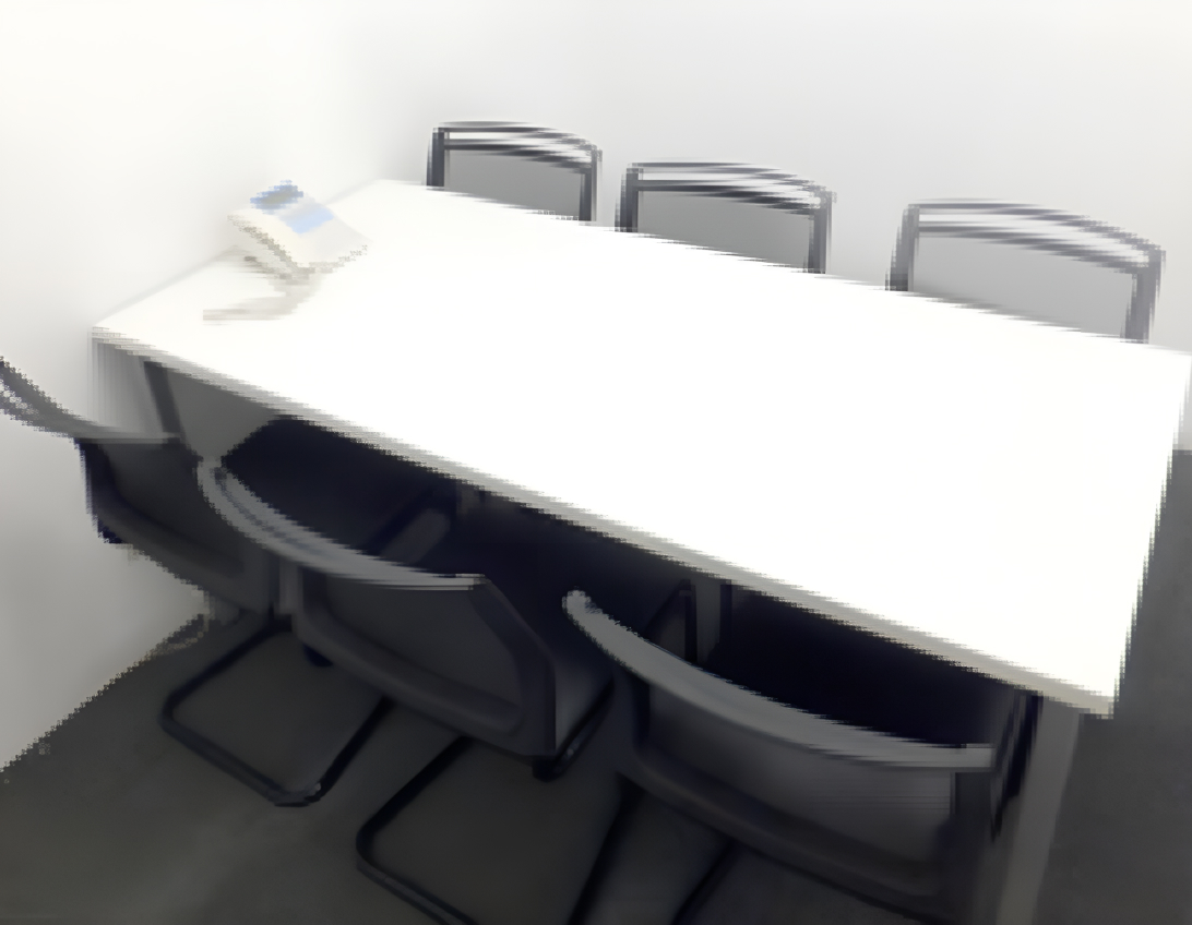 プレゼンを行う女性と聞く参加者たちの会議風景